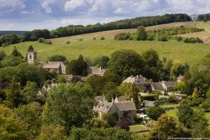 In de Cotswolds het dorpje Nauton tussen de heuvels met kerk